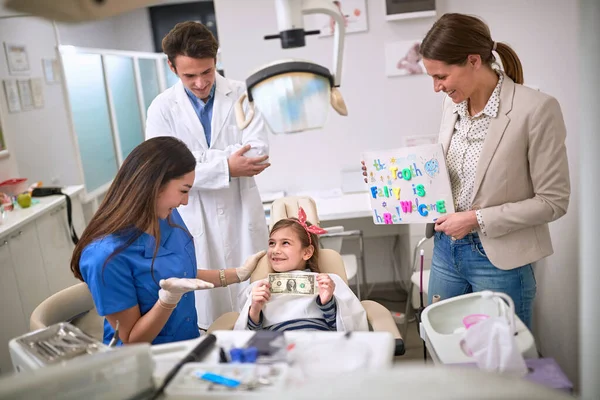 Felice Bambino Femminile Clinica Dentale Perdere Dente Del Bambino — Foto Stock