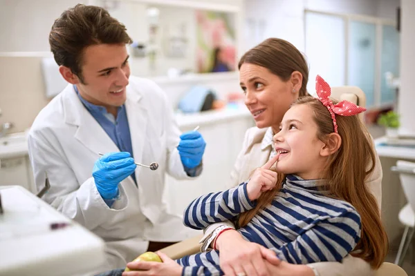 Kleine Patientin Zeigt Zahnarzt Zahn — Stockfoto