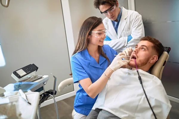 Paciente Sexo Masculino Dentista Feminino Com Dor Dente — Fotografia de Stock