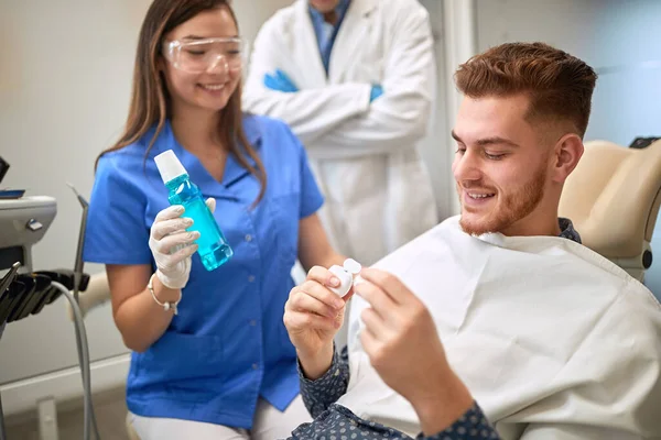 Dentiste Réintégré Aux Produits Dentaires Patient Pour Hygiène Dentaire — Photo