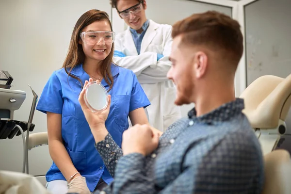 Uomo Soddisfatto Dal Dentista Che Guarda Denti Allo Specchio — Foto Stock