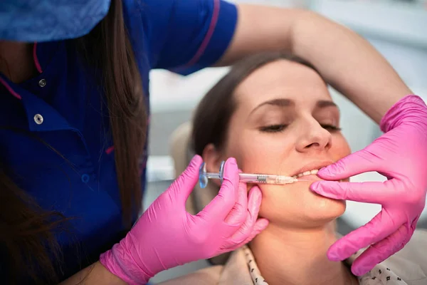 Doctor Vergroot Onderlip Van Vrouwelijke Cliënt — Stockfoto