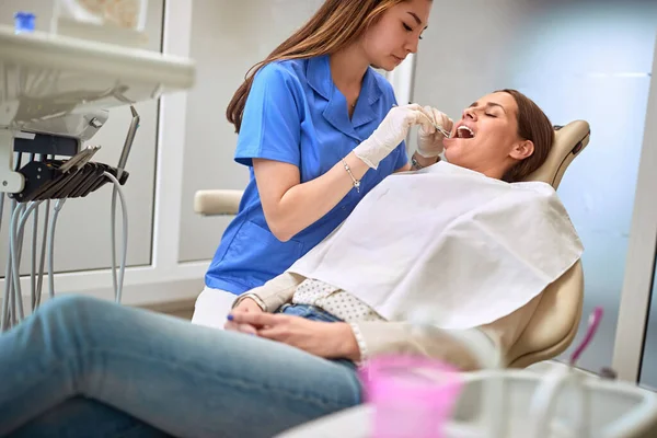 Vrouwelijke Tandarts Werkt Met Patiënt Kliniek — Stockfoto