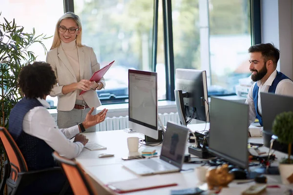 Discutir Tranquilamente Sonriendo Los Empresarios Las Reuniones Negocios — Foto de Stock