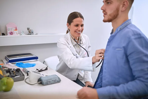 Une Femme Médecin Avec Stétoscope Écoute Ses Patients — Photo