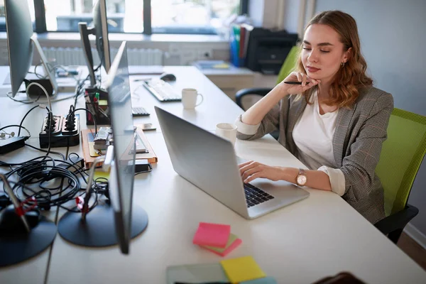 Mujer Experta Que Trabaja Planes Negocios Portátiles — Foto de Stock