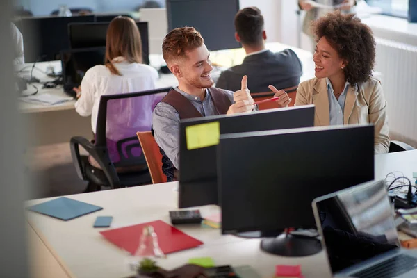 Lächelnde Kollegen Diskutieren Büro Über Projekt Junges Team Büro — Stockfoto