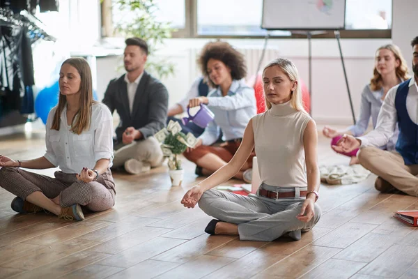 Jovens Negócios Modernos Meditando Juntos Work Business Conceito Meditação — Fotografia de Stock