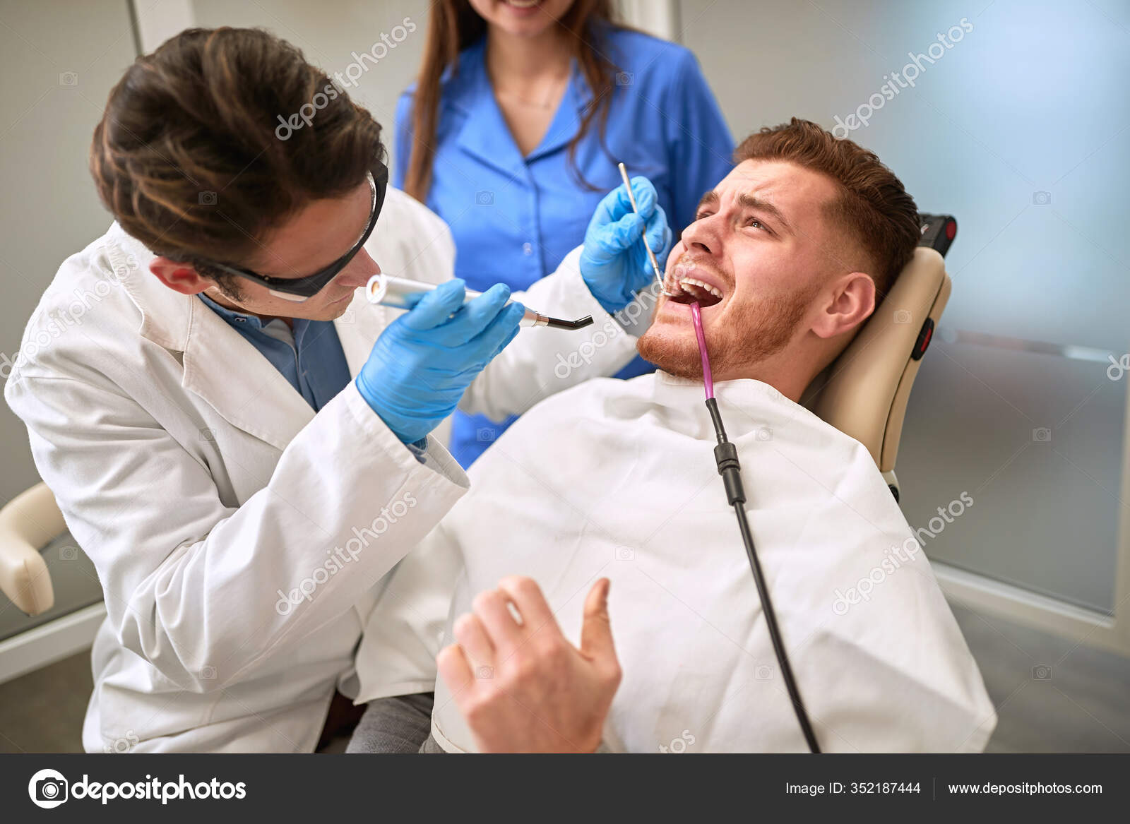 стоматолог женщина. терапевтическая стоматология. осмотр стоматолога. зубной. фон стоматология женщина и детей.