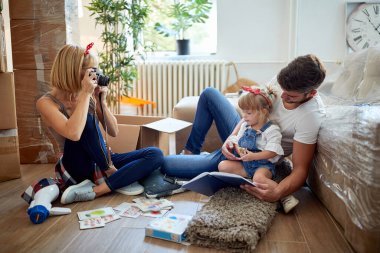 Genç bir aile yeni dairede eğleniyor. Yeni daire, neşe, birliktelik konsepti