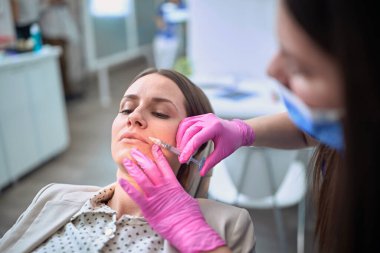 Güzellik salonunda kadınların yüzüne estetik müdahale 