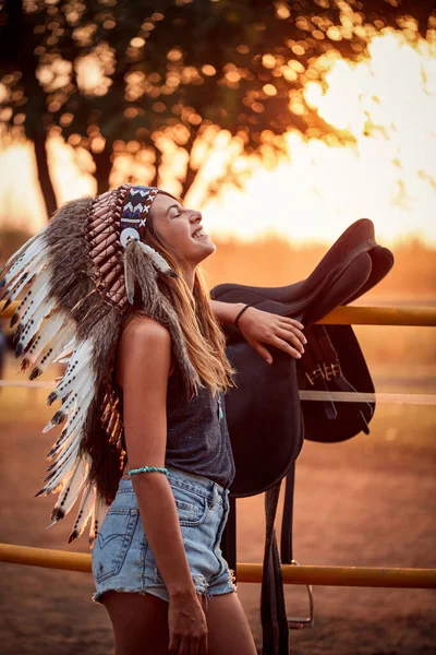 Indianermädchen Auf Dem Bauernhof Bei Sonnenuntergang — Stockfoto