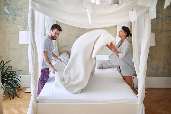 Bom Dia Casal União Conceito Casal Rindo Enquanto Fazendo Cama — Fotografia de Stock