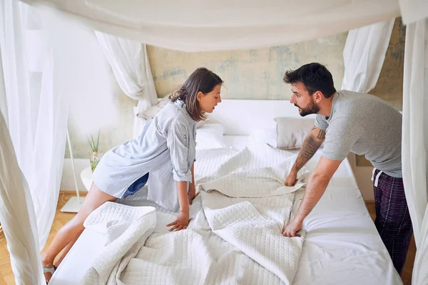 Koppel Praten Ochtend Terwijl Het Opmaken Van Het Bed Slaapkamer — Stockfoto