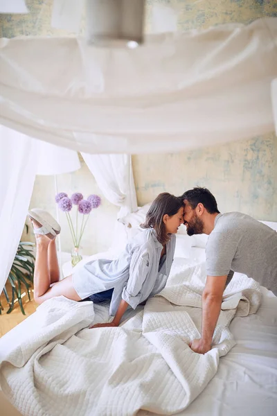 Casal Beijando Manhã Enquanto Faz Cama Quarto Manhã União Conceito — Fotografia de Stock