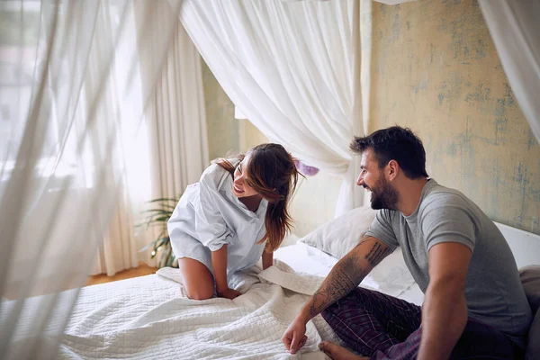 Young Beautiful Couple Laughing Early Morning Bedr — Stock Photo, Image