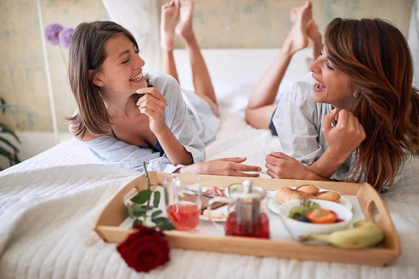 Lésbica Casal Pequeno Almoço Cama Conceito Romance Lésbicas Rindo Tomando — Fotografia de Stock
