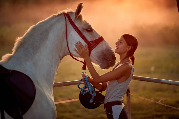 Kochający Czuły Moment Między Kobietami Końmi Młoda Uśmiechnięta Kobieta Koń — Zdjęcie stockowe