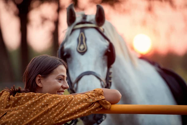 Donna Sorridente Nel Ranch Tramonto Con Suoi Bellissimi Hors — Foto Stock