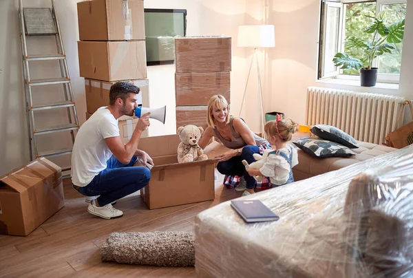 Familjen Spelar Lägenhet Lägenhet Början Glädje Koncept — Stockfoto