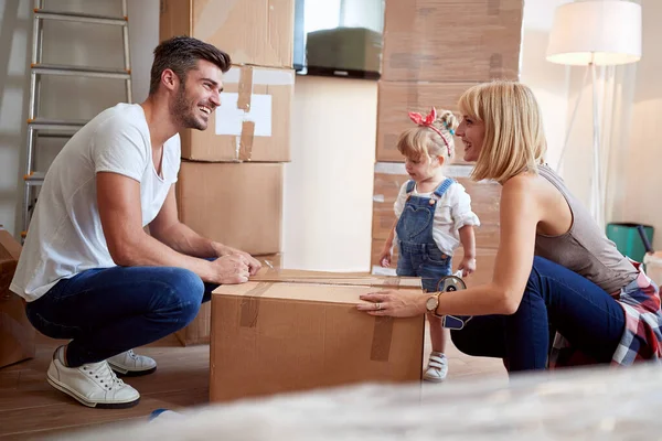 Pais Jovens Desempacotar Caixas Novo Apartamento Novo Apartamento Novo Começo — Fotografia de Stock