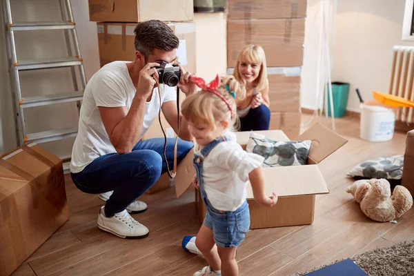 Ung Familj Har Kul När Packar Upp Lådor Lägenhet Lägenhet — Stockfoto