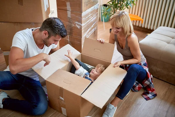 Ouders Spelen Met Hun Dochter Kijkend Uit Kartonnen Doos Nieuw — Stockfoto