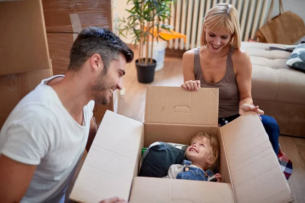 Föräldrar Leker Med Sin Dotter Gömmer Sig Pappkartong Lägenhet Lägenhet — Stockfoto