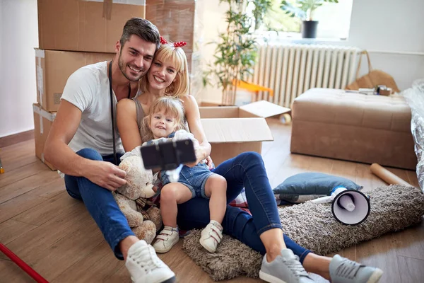 Ung Familj Tar Selfie Lägenhet Med Uppackade Saker Pappkartonger Sitter — Stockfoto