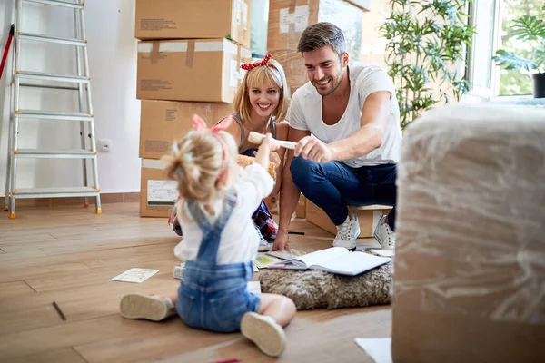 Junge Dreiköpfige Familie Spielt Neuer Wohnung Neue Wohnung Neuanfang Glückskonzept — Stockfoto