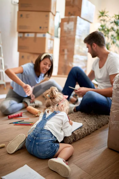 Familia Tres Apartamento Nuevo Nuevo Apartamento Nuevo Comienzo Alegría Concepto —  Fotos de Stock