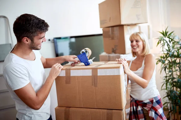 Junges Paar Packt Sachen Für Den Umzug Umzug Neuanfang Konzept — Stockfoto