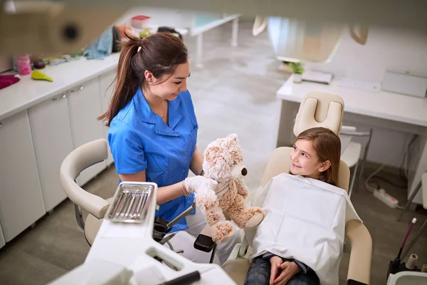 Dentysta Relaksujący Dziecko Fotelu Stomatologicznym Misiaczkiem — Zdjęcie stockowe