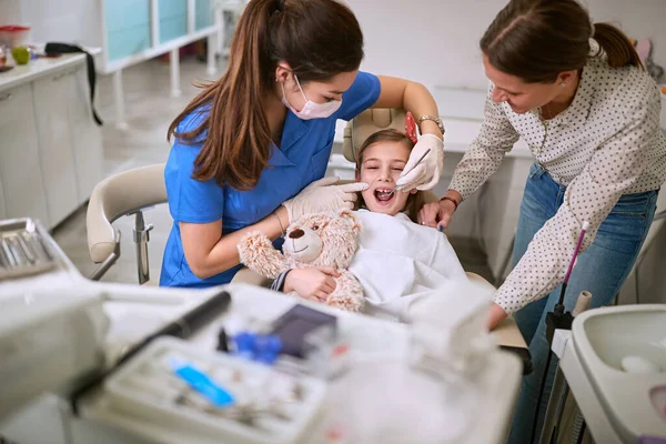 Dişçi Çocuğun Dişlerini Aynayla Inceliyor — Stok fotoğraf
