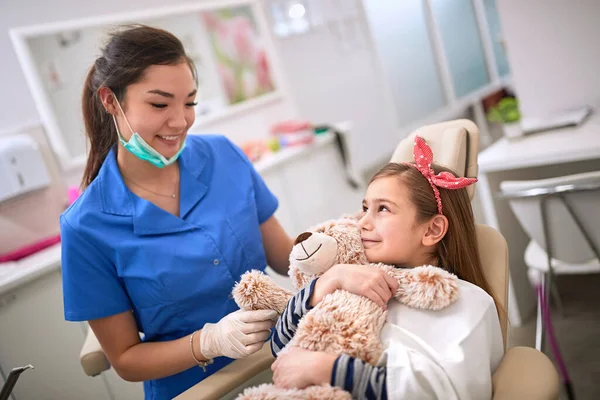 歯科椅子の歯科医と女性の小さな患者 — ストック写真