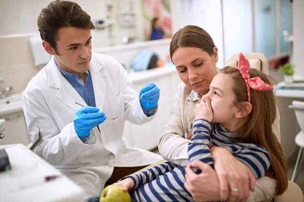 Kleines Ängstliches Mädchen Mit Mama Beim Zahnarzt Sie Pflegt Nicht — Stockfoto