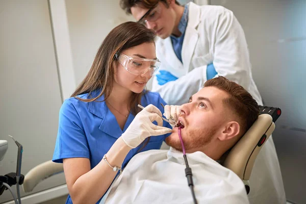 Dentista Feminino Reparando Dente Para Paciente Sexo Masculino — Fotografia de Stock