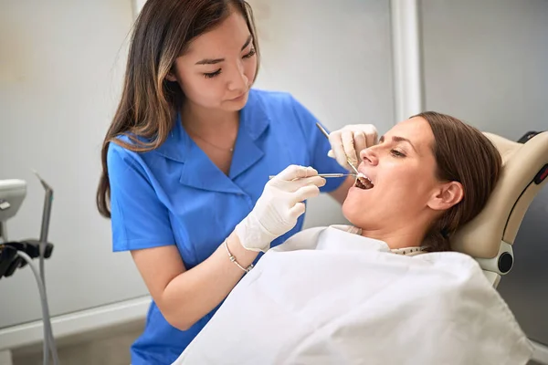 Dentista Reparando Diente Paciente Femenino —  Fotos de Stock