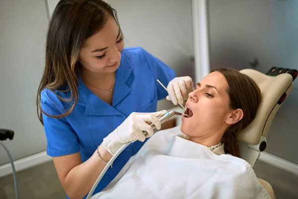 Dentista Femminile Che Lavora Con Paziente Sulla Sedia Dentale — Foto Stock