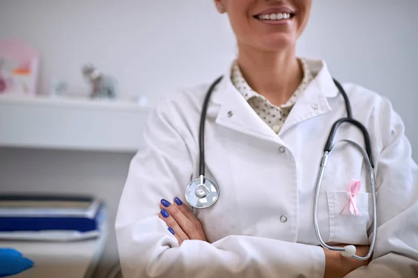 ヘルスケア コンセプト 乳がん予防 乳がんの象徴として制服を着た医師のピンクリボン — ストック写真