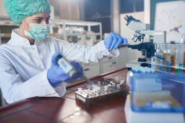 Yeni korona virüsünün laboratuvar analizi, klinik laboratuvar kimyasal enfeksiyon araştırması. Covid-19 konsepti.