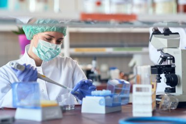 Yeni korona virüsünün laboratuvar analizi, klinik laboratuvar kimyasal enfeksiyon araştırması. Covid-19 konsepti.