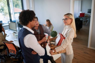 İş adamları yeni bir çalışanla tanışır. 