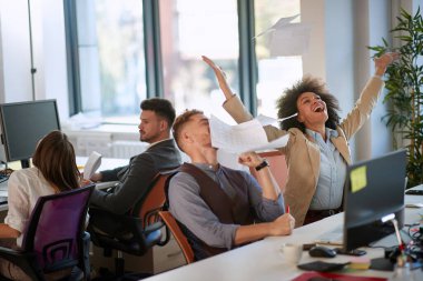 Takım çalışması. Mutlu çalışanlar başarılı projeyi kutluyor. Bitirin..