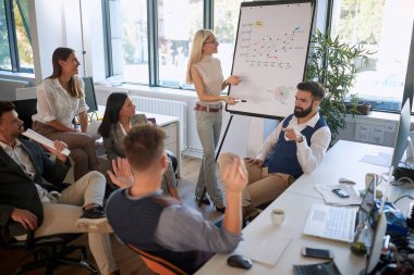 İş grubu. Stratejide toplantı ve tartışma. Çalışan İnsanlar Konsepti 