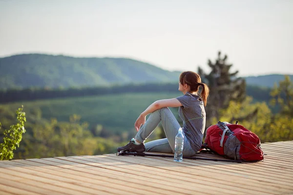 Young Female Sitting Viewpoint High Mountain Looking Distance Nature Relaxing — Stock Photo, Image