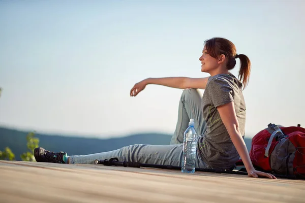 Jeune Femme Jouissant Dans Nature Belvédère Haute Montagne Nature Détente — Photo