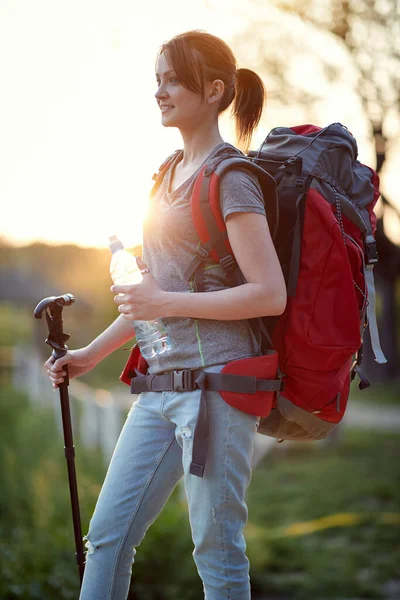 Genç Bayan Sırt Çantalı Gezgin Gün Doğumunda Doğa Yürüyüşüne Başlıyor — Stok fotoğraf
