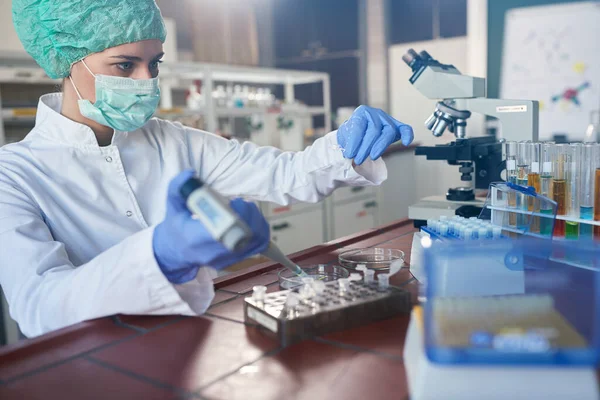 Naukowiec Analizie Laboratoryjnej Nowego Wirusa Korony Kliniki Laboratoryjnych Badań Chemicznych — Zdjęcie stockowe