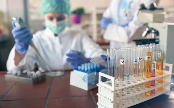 Naukowiec Analizie Laboratoryjnej Nowego Wirusa Korony Kliniki Laboratoryjnych Badań Chemicznych — Zdjęcie stockowe